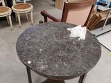 plusieurs chaises et une table dans une pièce, avec un réfrigérateur à l'arrière-plan