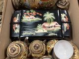 une boîte contenant divers objets décoratifs