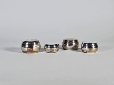 Lot de quatre petites boites en argent (800°/°°) , en forme …