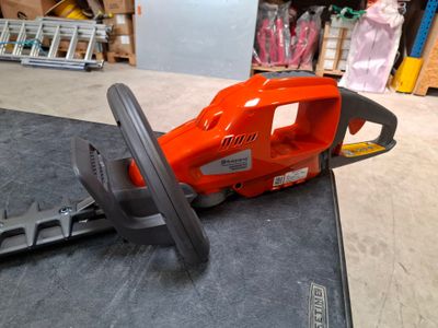une tronçonneuse posée sur une table dans un magasin