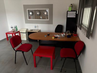 un bureau avec deux chaises rouges et une chaise rouge placée devant