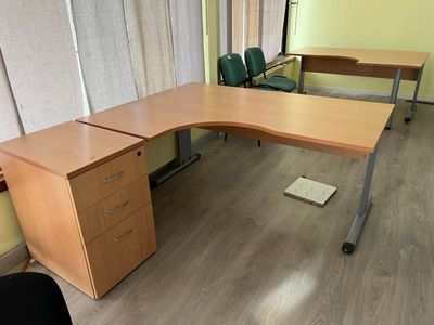 4 bureaux 2 chaises visiteur, une chaise dactylo, 2 caissons