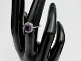 une image représentant une main avec une bague au doigt