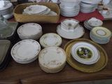 de nombreuses assiettes et bols posés ensemble sur une table