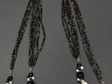 un collier en perles noir et blanc, composé de perles et de perles noires