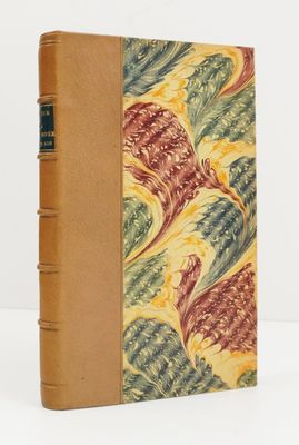 un vieux livre à la couverture jaune ornée de fleurs rouges