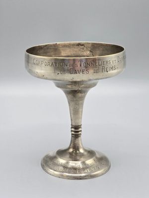 une coupe en argent portant une inscription au fond
