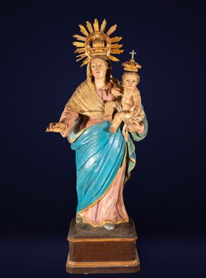 une statue représentant cette personne tenant un enfant dans ses bras