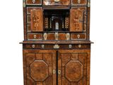 l'image d'une armoire en bois surmontée d'un miroir