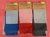 trois paires de chaussettes rayées pour homme sur fond rose