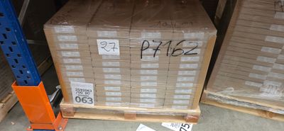 une palette remplie de cartons, elle-même posée sur une autre palette dans un entrepôt