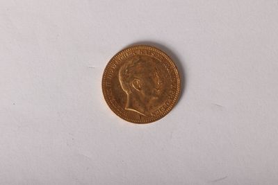 gros plan d'une pièce de monnaie sur une surface blanche avec un fond blanc