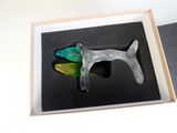 une photo d'une photo d'un poisson dans une boîte