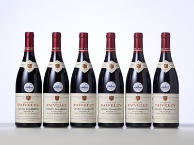 six bouteilles de vin sont alignées sur une table