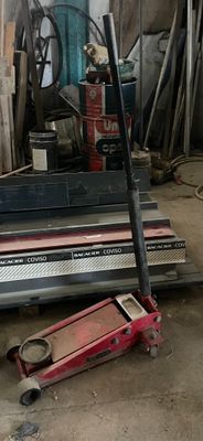 une photo d'un homme travaillant sur une machine dans un garage