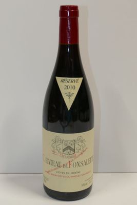 une bouteille de vin posée sur une table