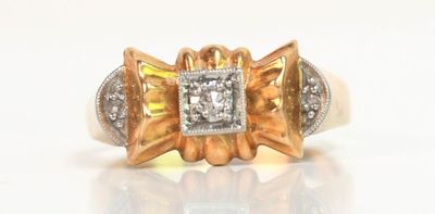 bague en or jaune et blanc, avec un diamant central entouré de deux diamants plus petits