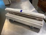 deux morceaux de métal posés sur une table en métal