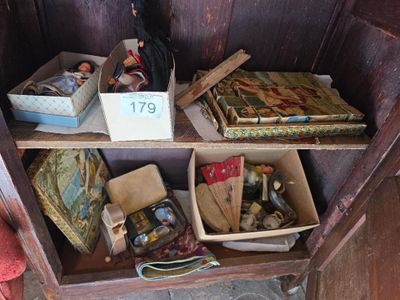 une armoire en bois contenant de nombreux objets