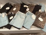 de nombreux jeans exposés dans une vitrine