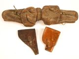 trois paires de vieux gants en cuir et un étui en cuir