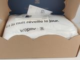 emballage d'une boîte contenant un t-shirt et une paire de chaussettes