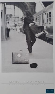 une photo en noir et blanc d'une femme qui court avec une valise
