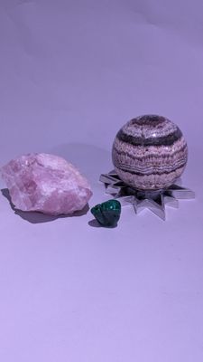 deux pierres et une pierre sur une surface blanche
