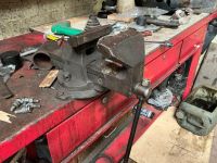 Un large établi d'atelier à structure métallique rouge ouvra… (photo 2)