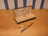 un stylo et un étui à stylos posés sur une table en bois