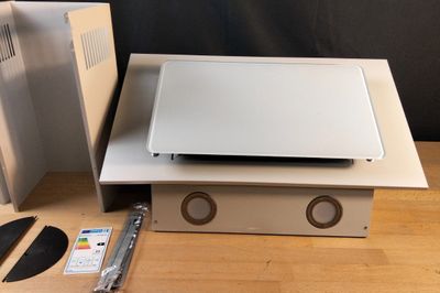 un ordinateur portable posé sur une boîte, sur une table