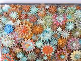 une photo d'un tableau représentant un bouquet de fleurs accroché au mur