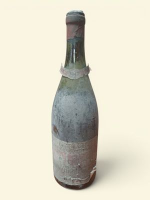 une bouteille de vin posée sur une table