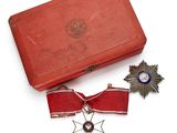 une boîte rouge ornée d'une médaille et d'une étoile