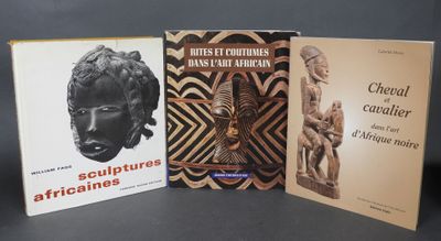 trois livres sur l'art et la culture africains posés sur une table