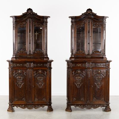 paire de vaisseliers anciens en noyer sculpté, avec des portes vitrées