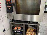 une photo d'un four professionnel contenant des aliments