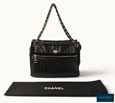 Sac à bandoulière Chanel en cuir matelassé noir avec bandoulière en chaîne