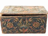 une vieille boîte en bois ornée d'un motif floral