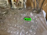 une table sur laquelle sont posés de nombreux verres et tasses
