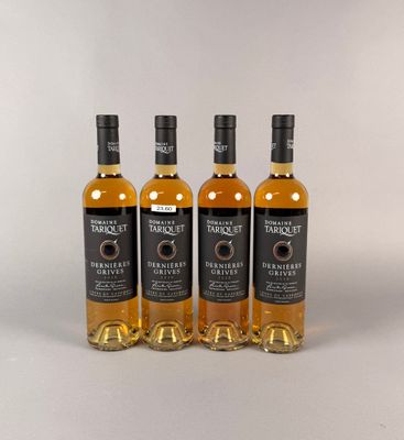 trois bouteilles de whisky posées les unes à côté des autres sur une table