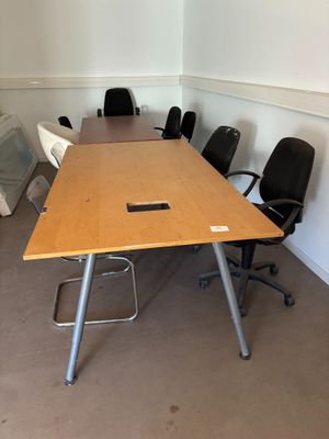 Ensemble comprenant : - Trois tables en mélaminé