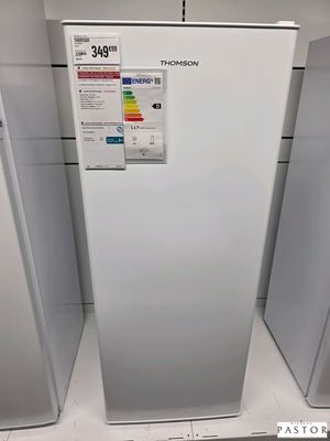 trois réfrigérateurs exposés dans un magasin