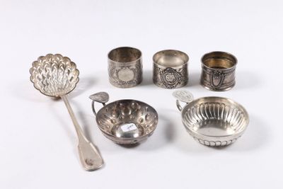 beaucoup de cuillères et de tasses en argent sur la table