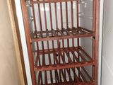 un casier à vin en bois dans un coin de la pièce