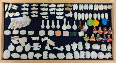 une photo d'un cadre-vitrine contenant divers objets