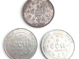 trois types de pièces différents sont présentés sur une surface blanche