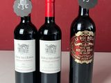 trois bouteilles de vin posées les unes à côté des autres sur un comptoir