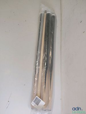 une paire de baguettes d'percussion emballées dans du plastique