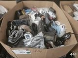 une boîte en carton remplie d'un assortiment de chaussures et d'accessoires